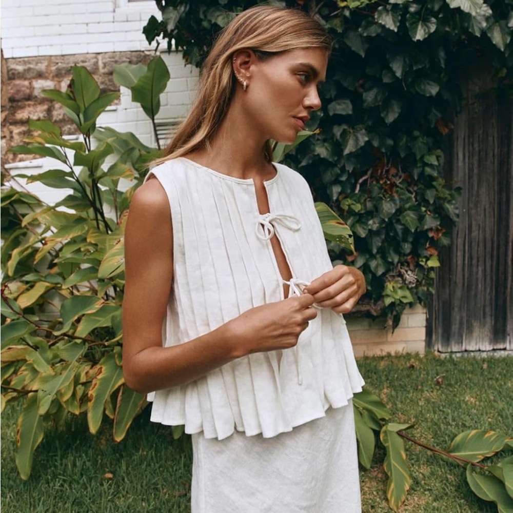 Chic White Pleated Sleeveless Blouse